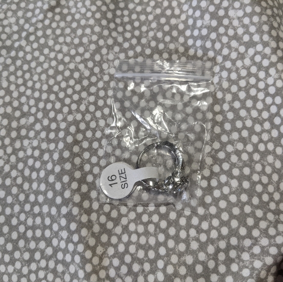 Silver fashion ring size 6 - Picture 2 of 2